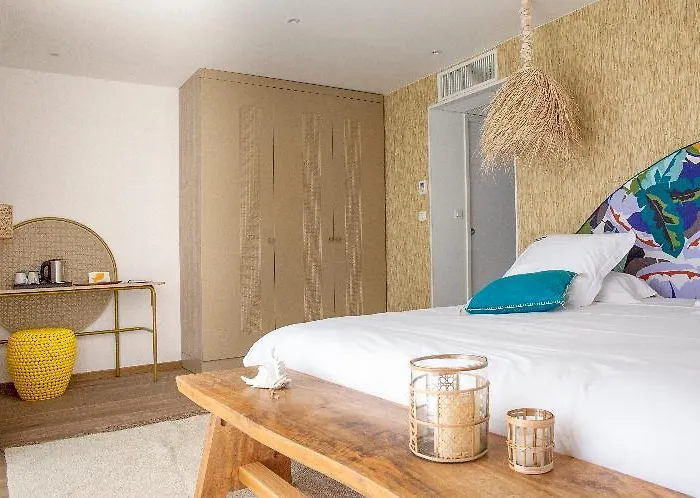 Les Bulles De - & Sur La Hotell Saint-Cyprien (Pyrenees-Orientales)